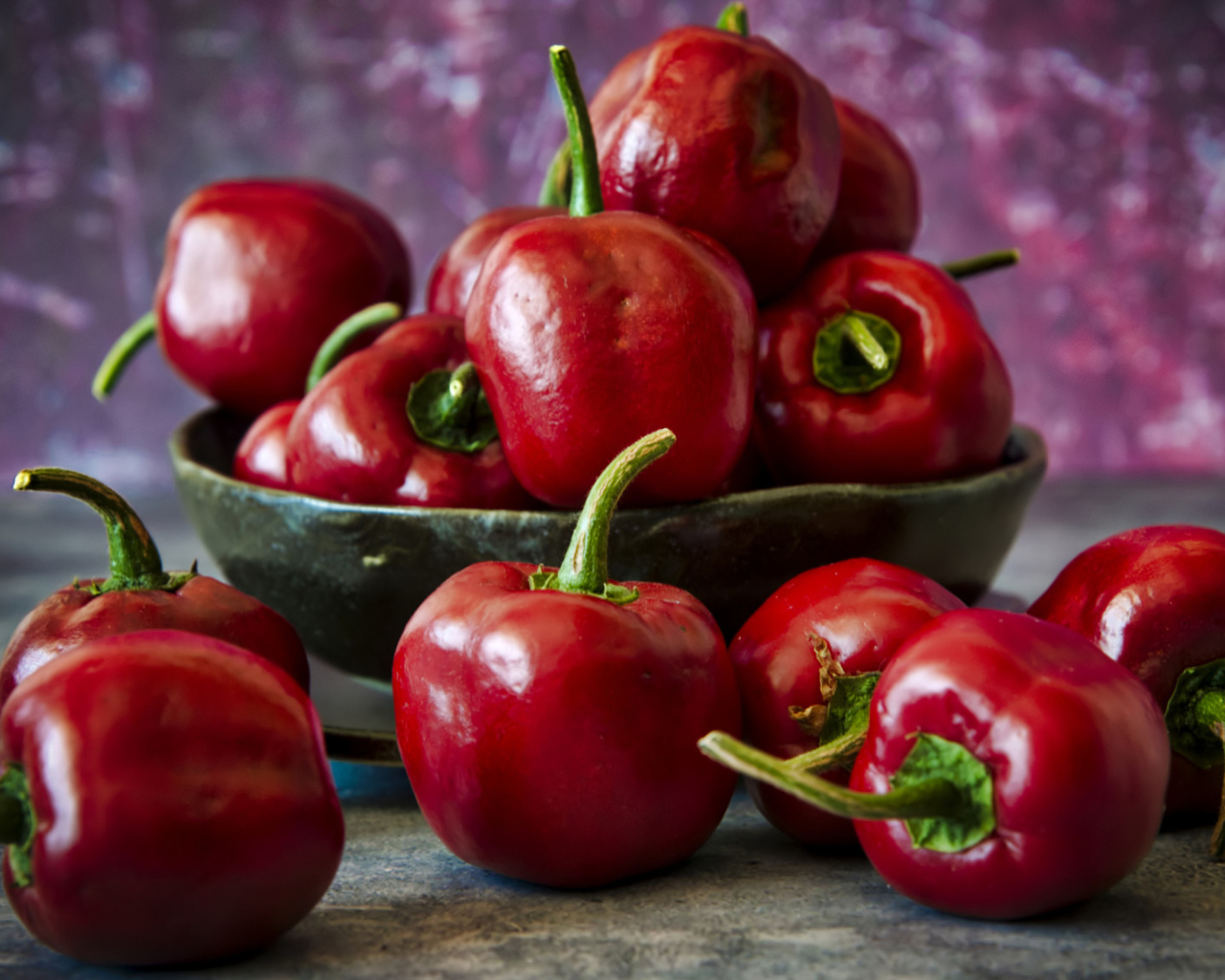 Красный болгарский перец на столе