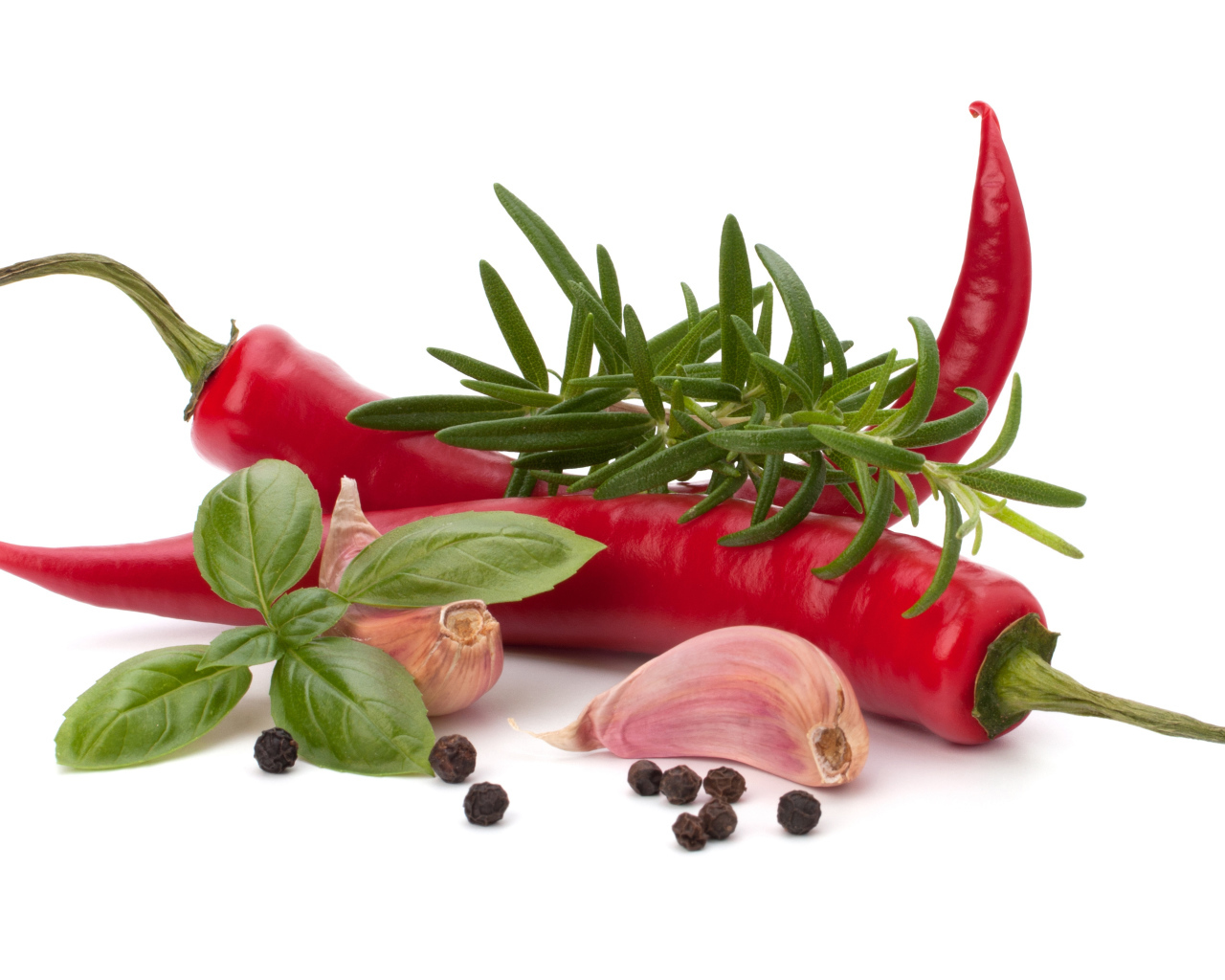 Красный перец с чесноком, базиликом, черным перцем и розмарином на белом фоне