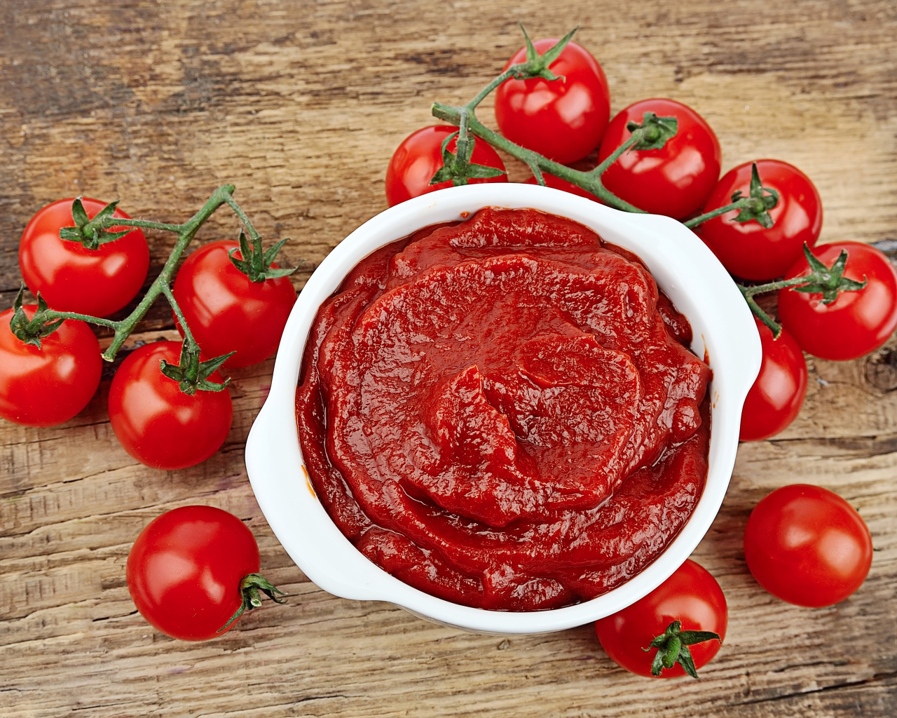 Красные спелые помидоры на столе с кетчупом