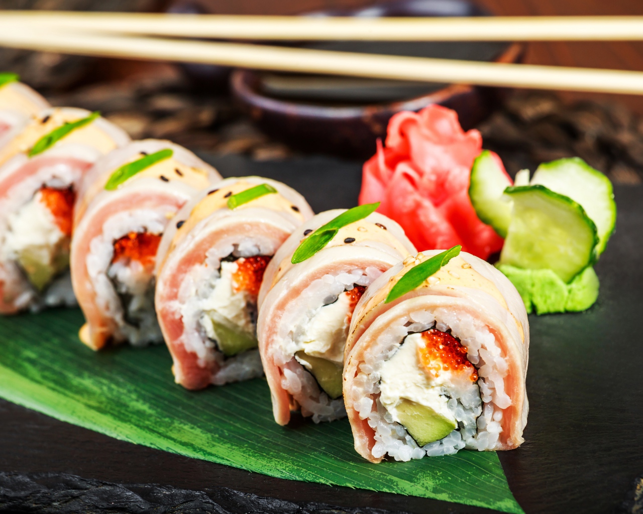 Роллы на тарелке с имбирем и соусом васаби