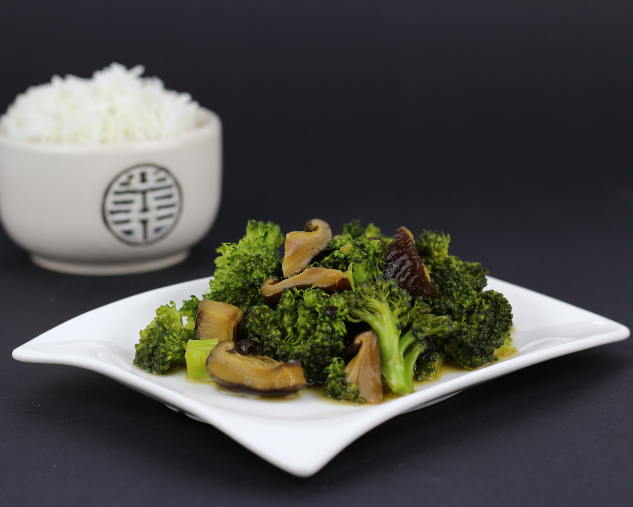 Салат с брокколи и грибами на сером фоне с рисом