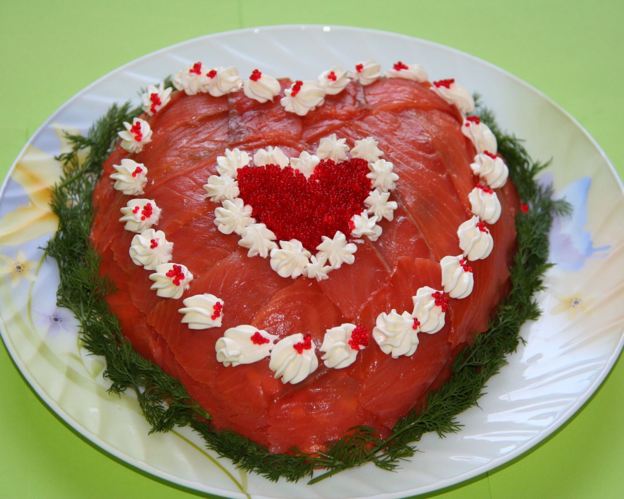 Салат с красной рыбой в форме сердца 
