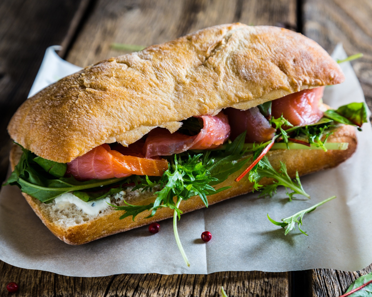 Сендвич с зеленью и красной рыбой 