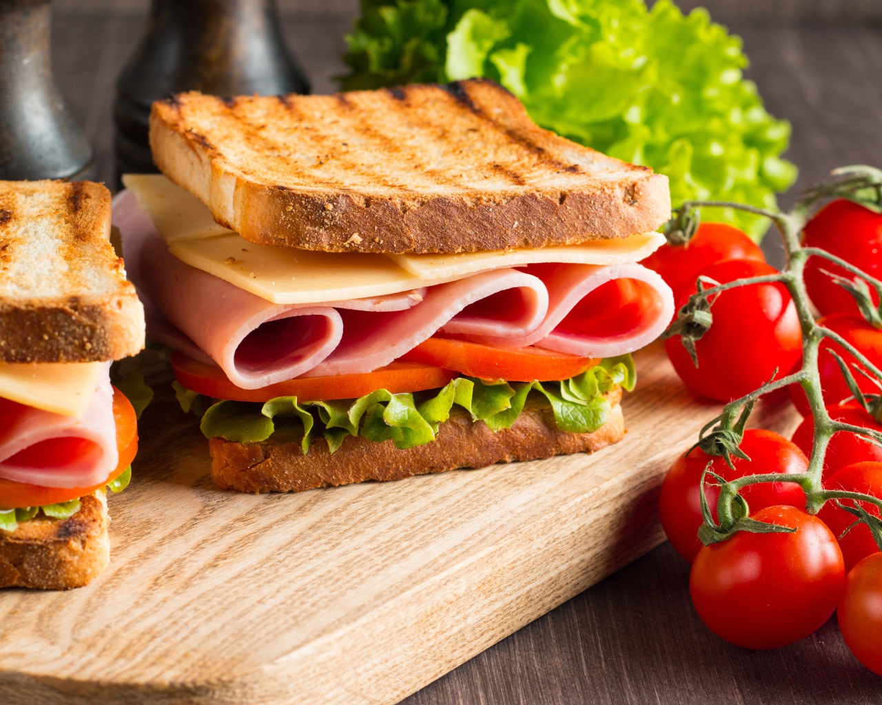 Бутерброды на столе с помидорами и листьями салата