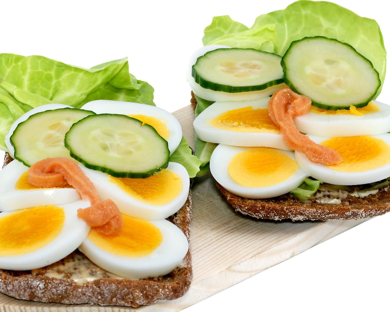 Sandwiches with cucumber, lettuce and egg