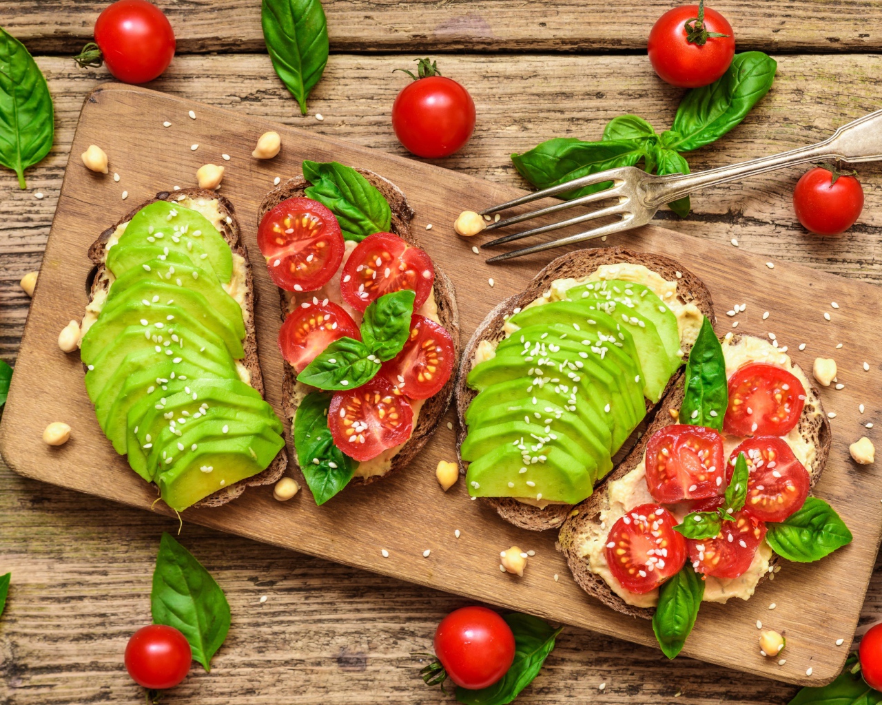 Бутерброды с овощами на деревянной доске 