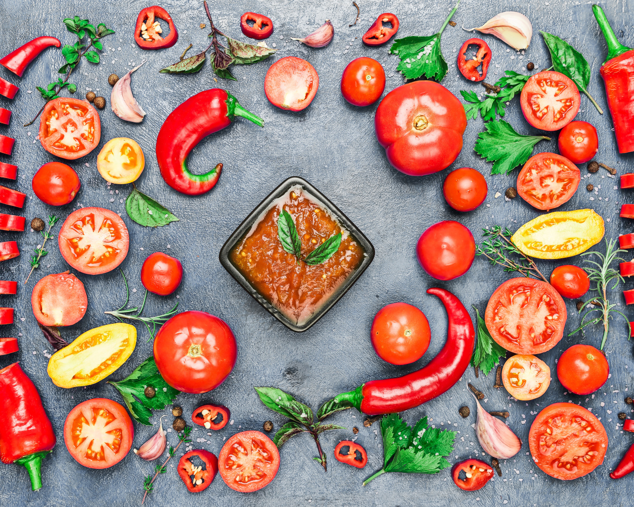 Соус на  сером фоне с овощами, специями и зеленью