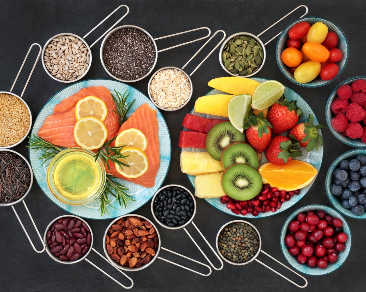 Семена, рыба, ягоды и фрукты на столе вид сверху