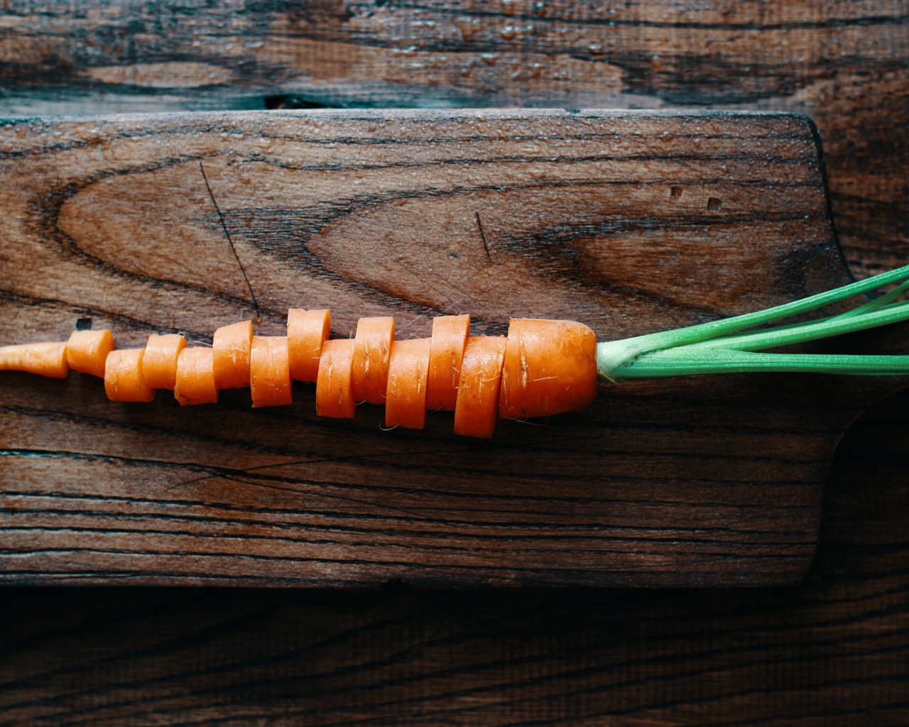 Нарезанная морковь на деревянной доске