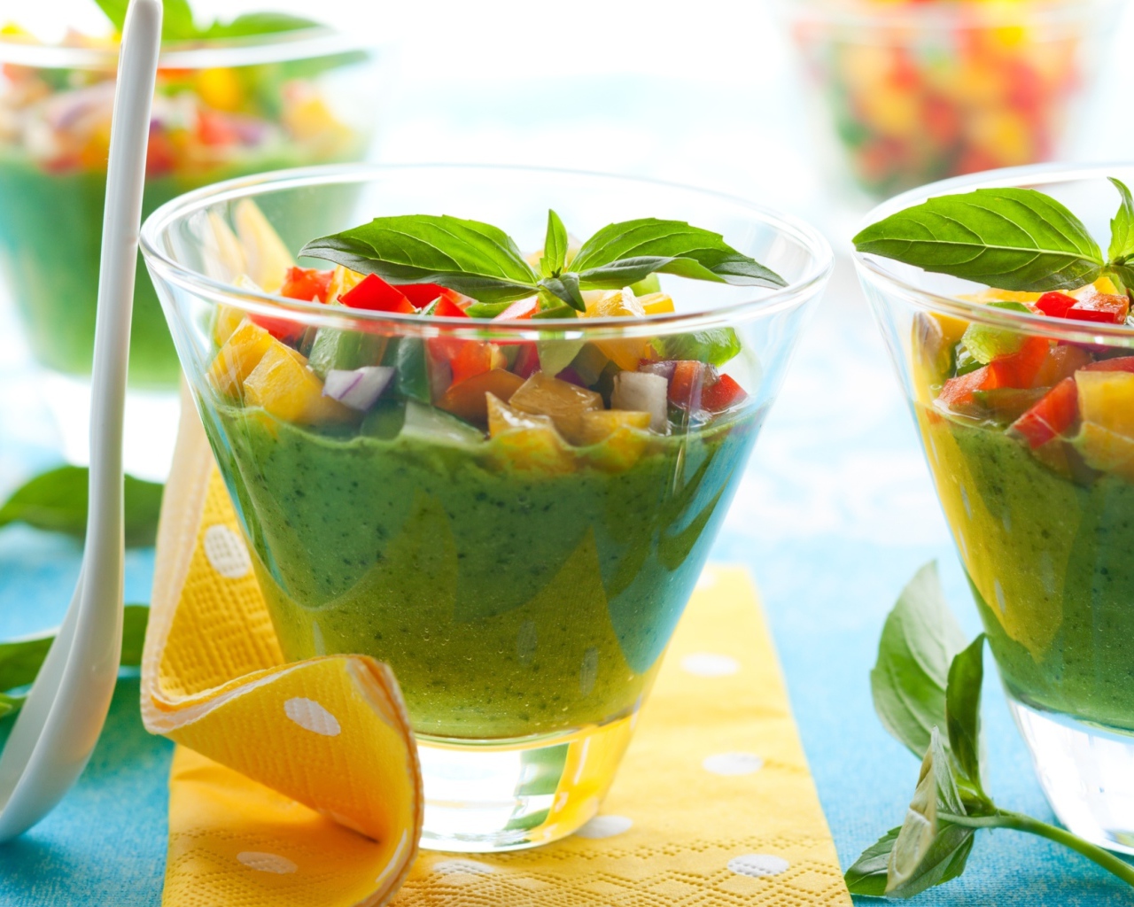 Смузи с овощами в стаканах на столе