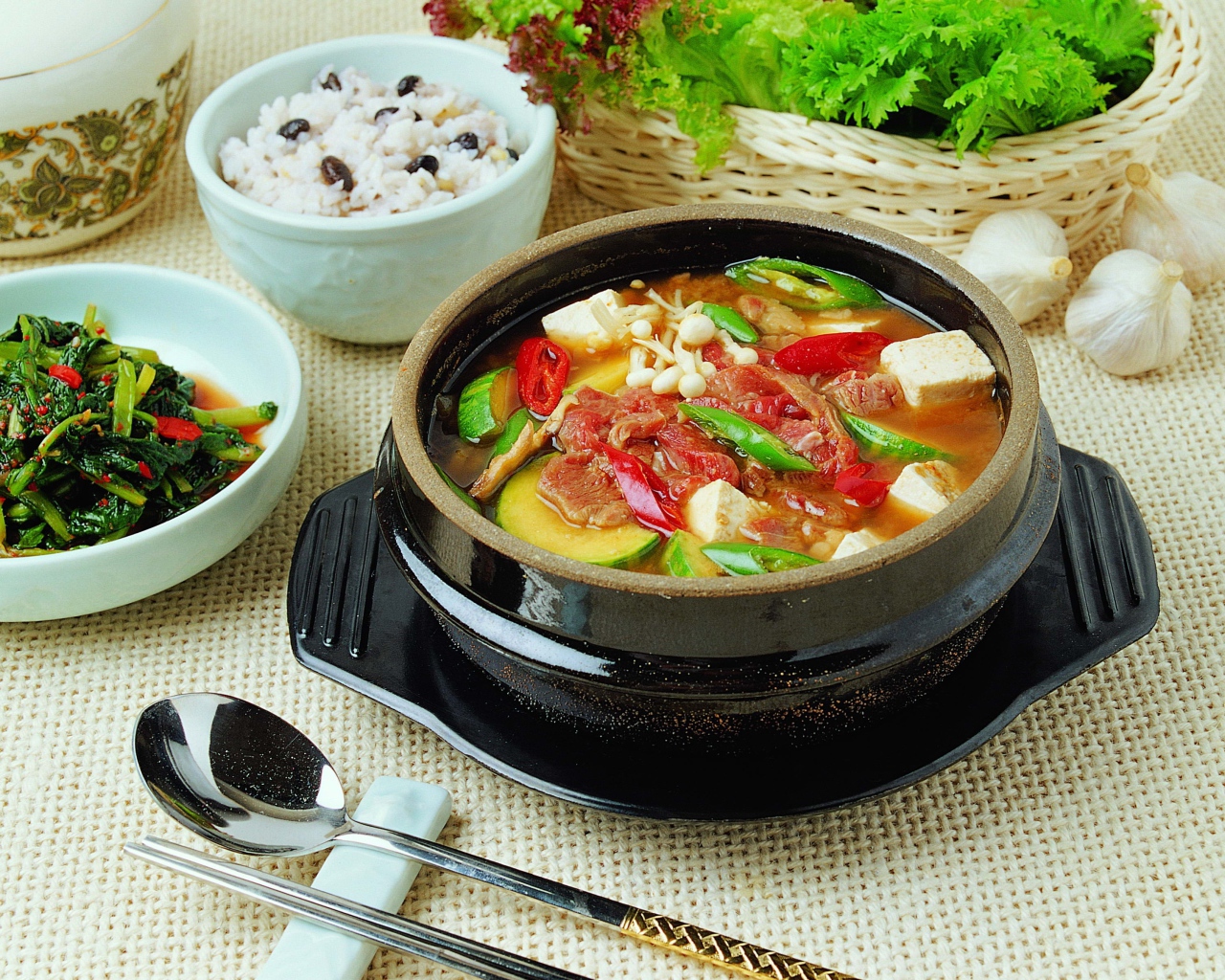 Суп с овощами и мясом на столе с закусками 