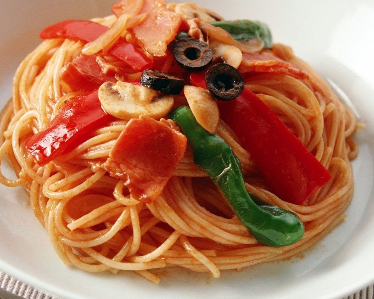 Спагетти с болгарским перцем, беконом и грибами 