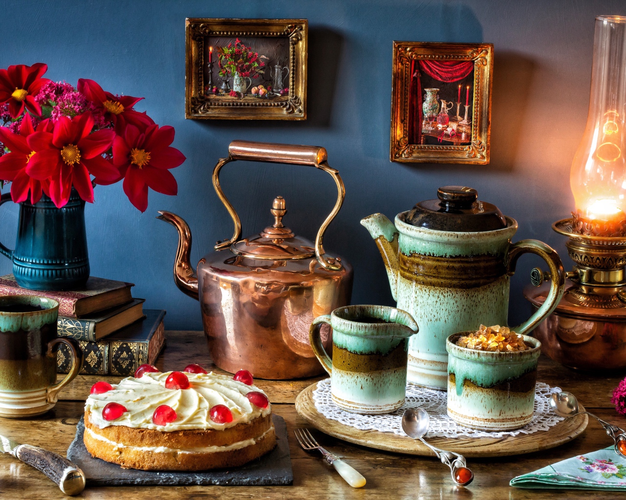 Натюрморт на столе с керосиновой лампой 