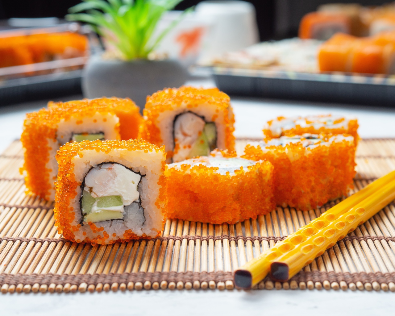 Суши с икрой на салфетке с палочками