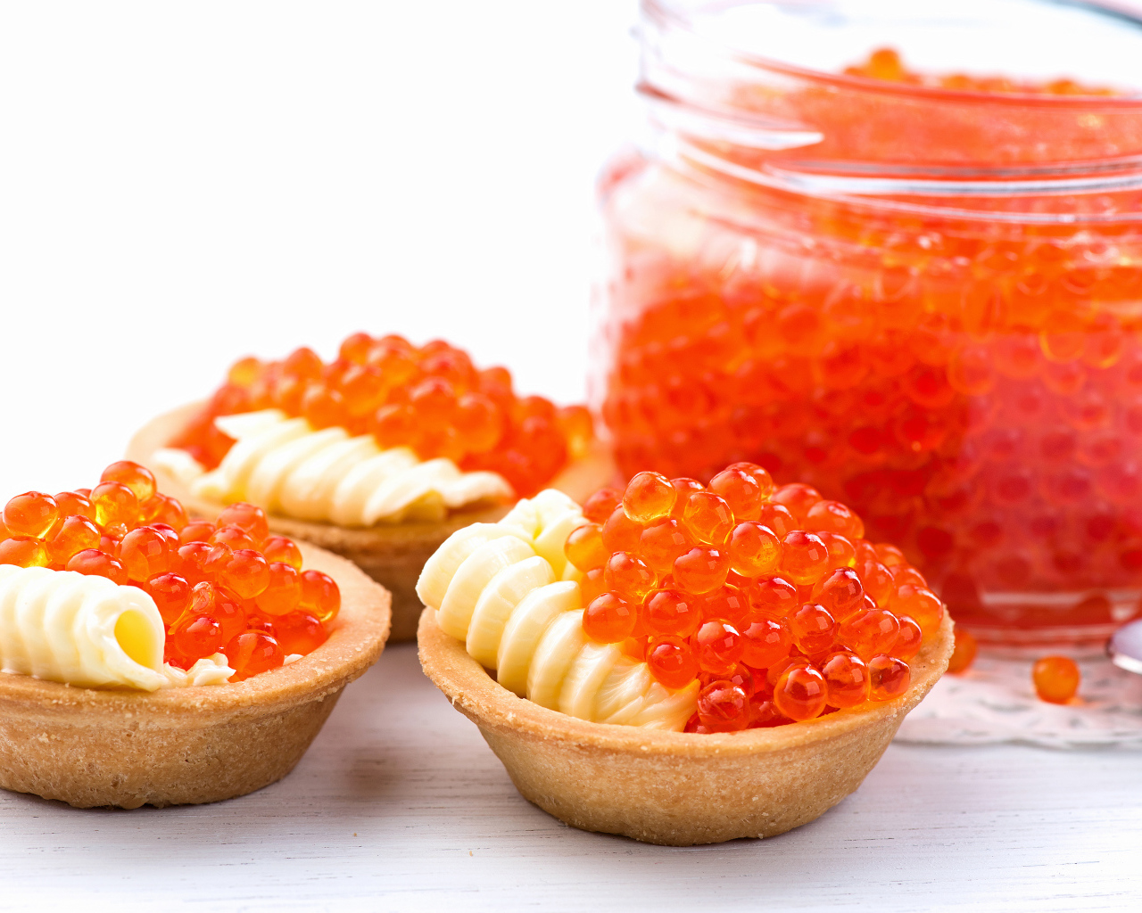 Тарталетки с сыром и красной икрой на столе