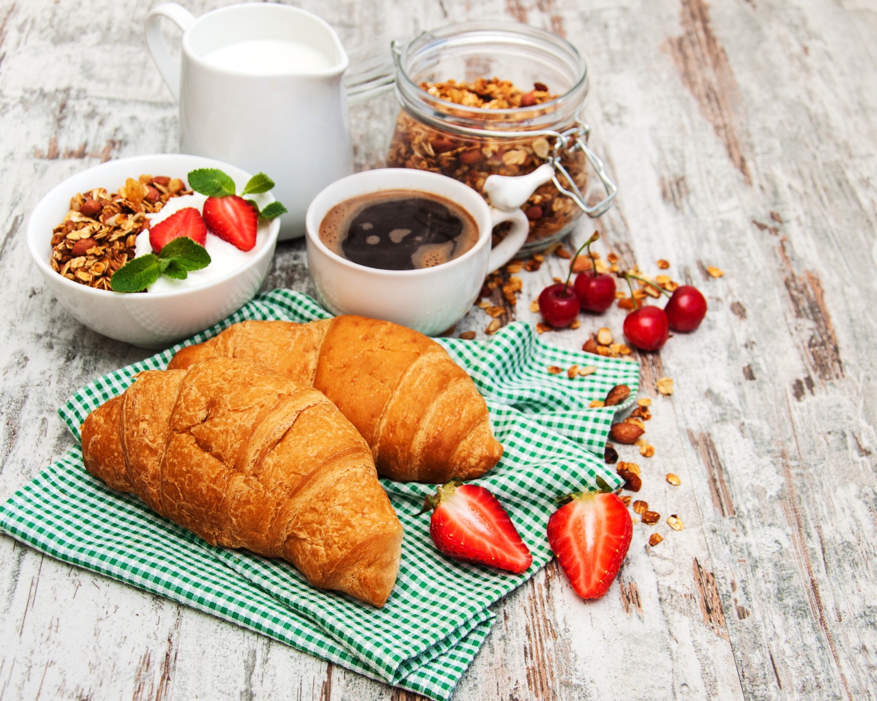 Вкусный завтрак со свежими круассанами на столе