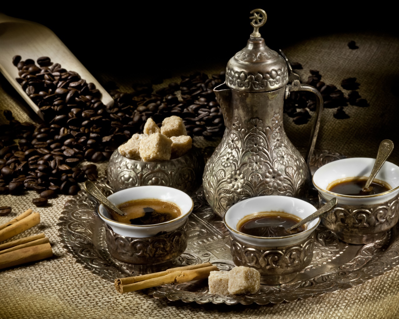Чайный сервиз с кофе на столе с зернами