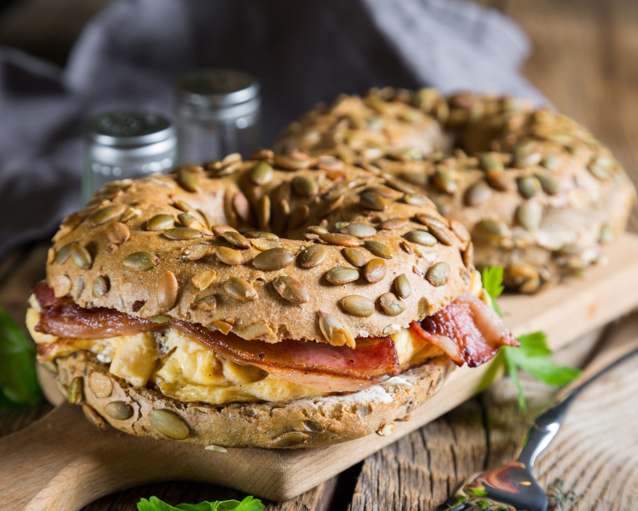 Два гамбургера с мясом и булочкой