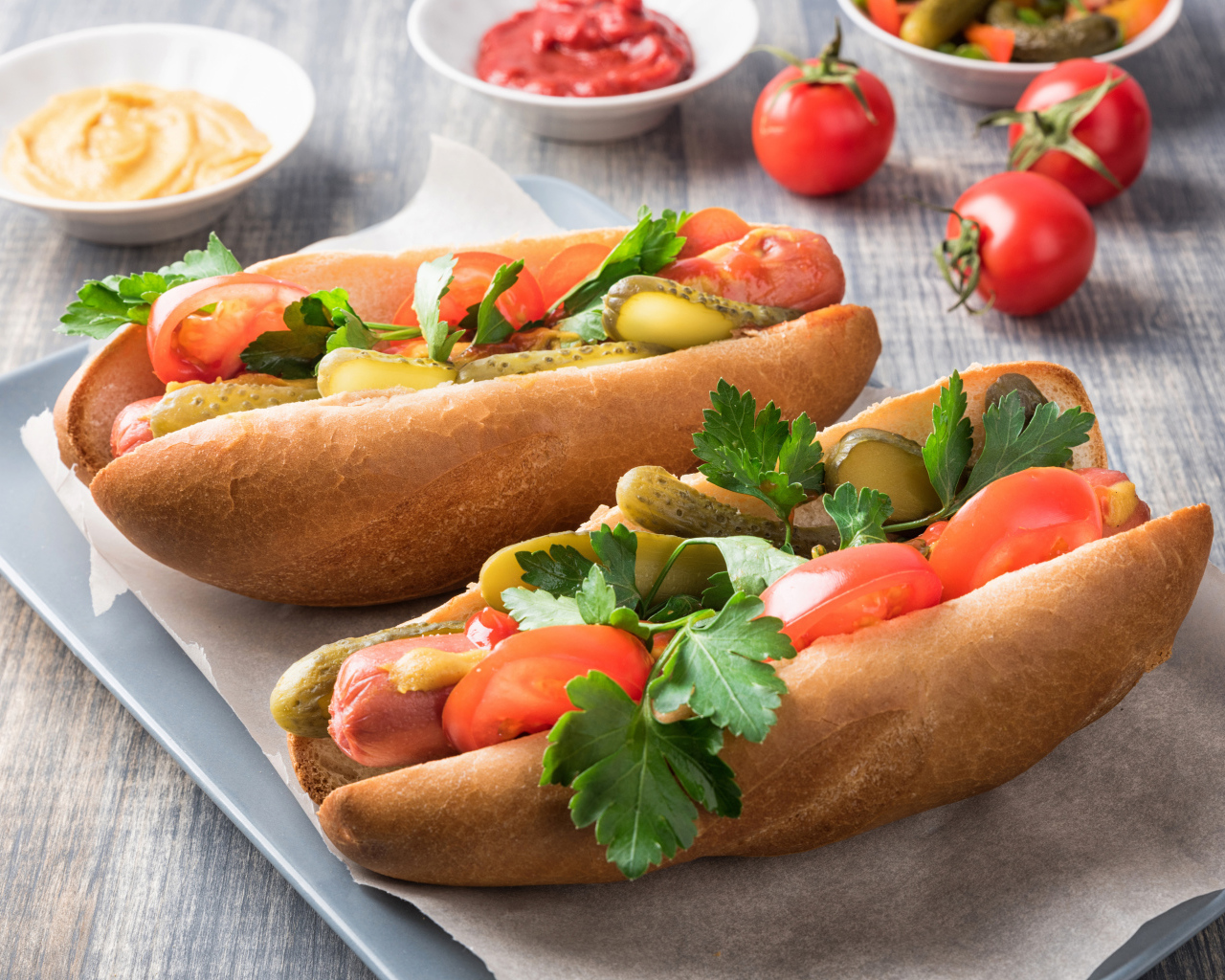 Два хотдога с сосиской, огурцами и помидорами