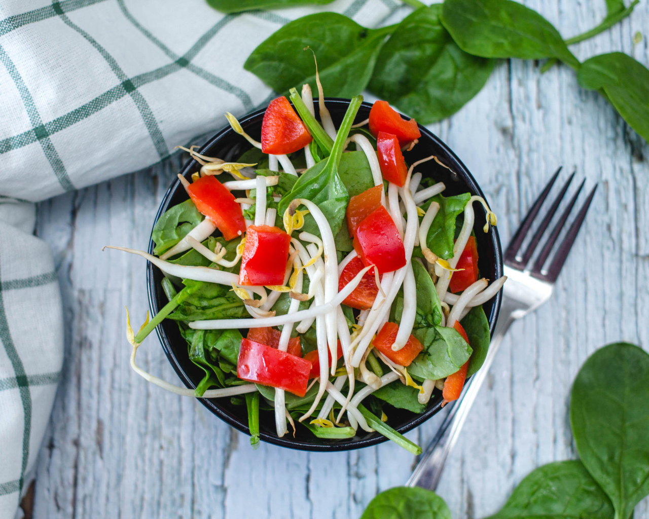 Овощной салат в миске на столе с вилкой