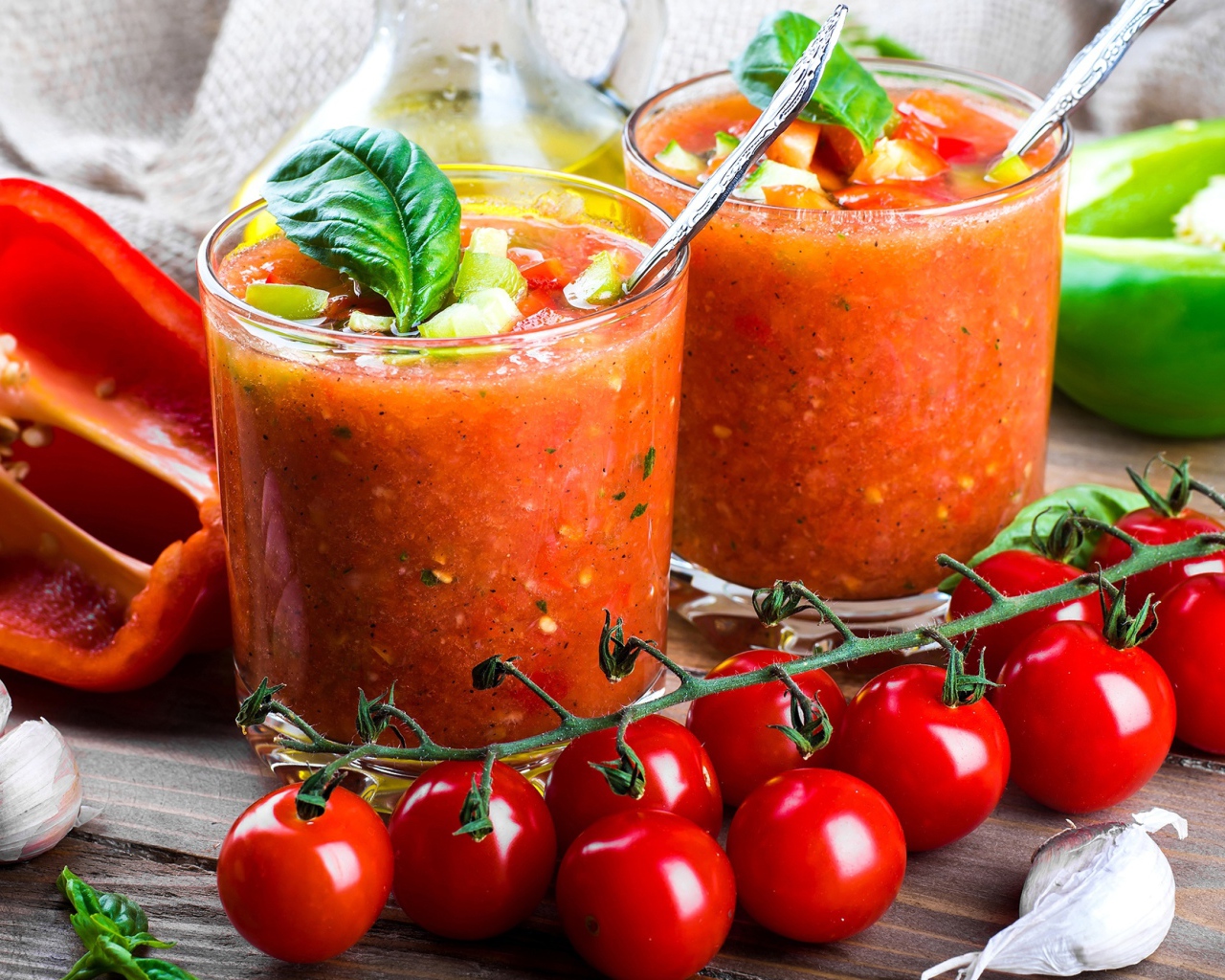 Овощные смузи в стаканах на столе с овощами 