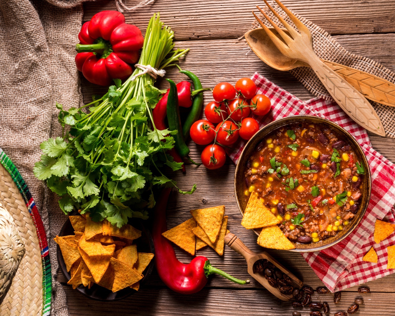 Овощной суп на столе с овощами и зеленью 