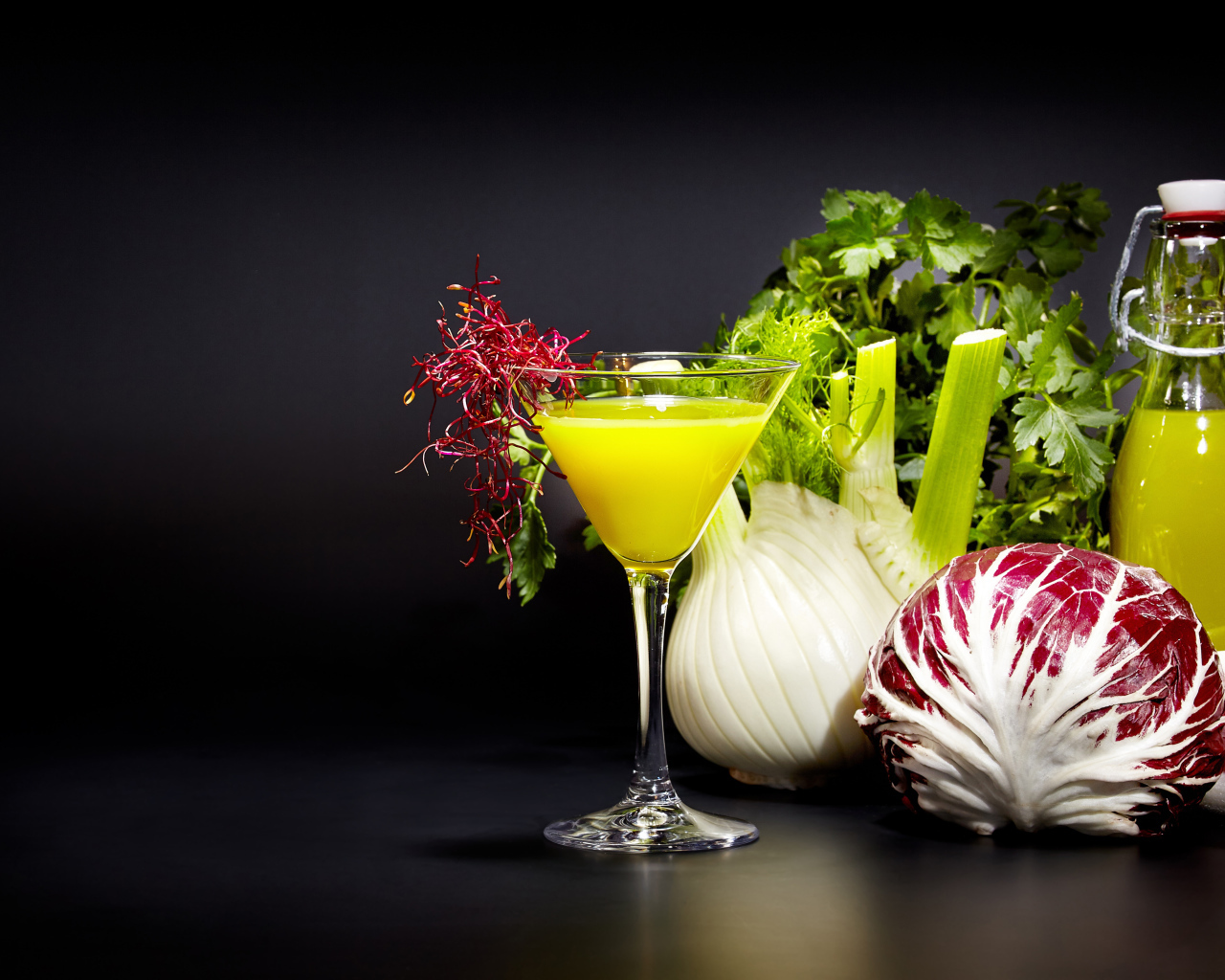 Овощи с зеленью на сером фоне с коктейлем 