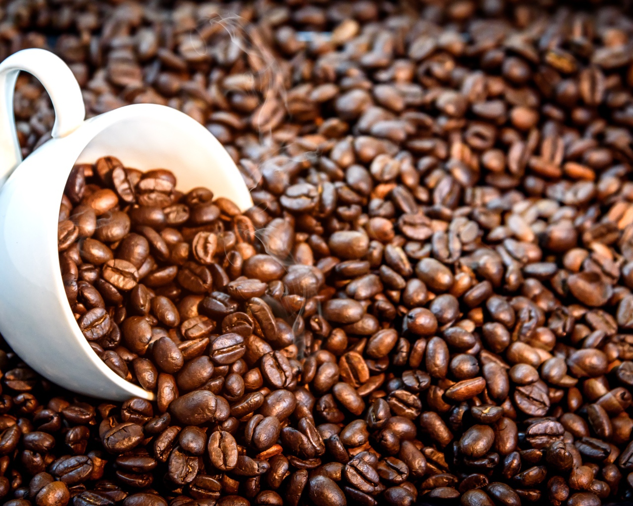 Белая чашка с жареными кофейными зернами