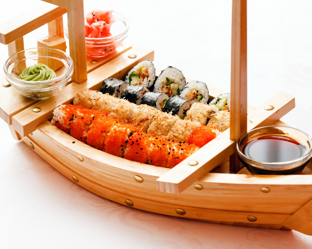 Деревянный корабль с суши, соусом и имбирем