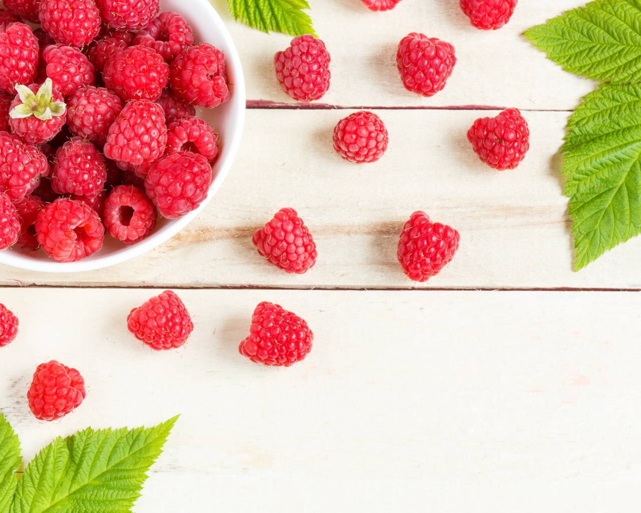 Аппетитные сочные красные ягоды спелой малины