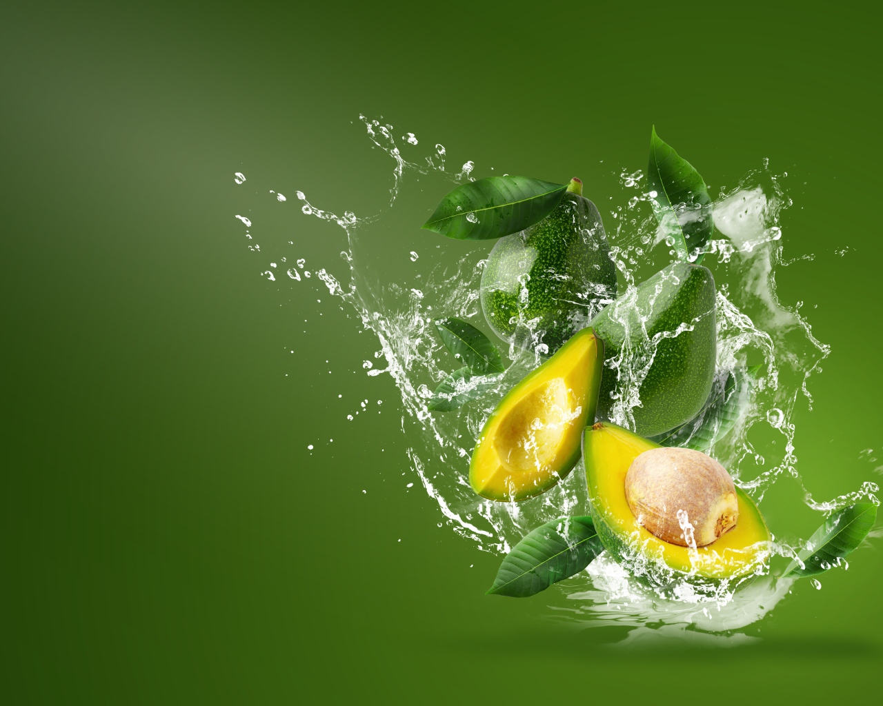 Авокадо в воде на зеленом фоне