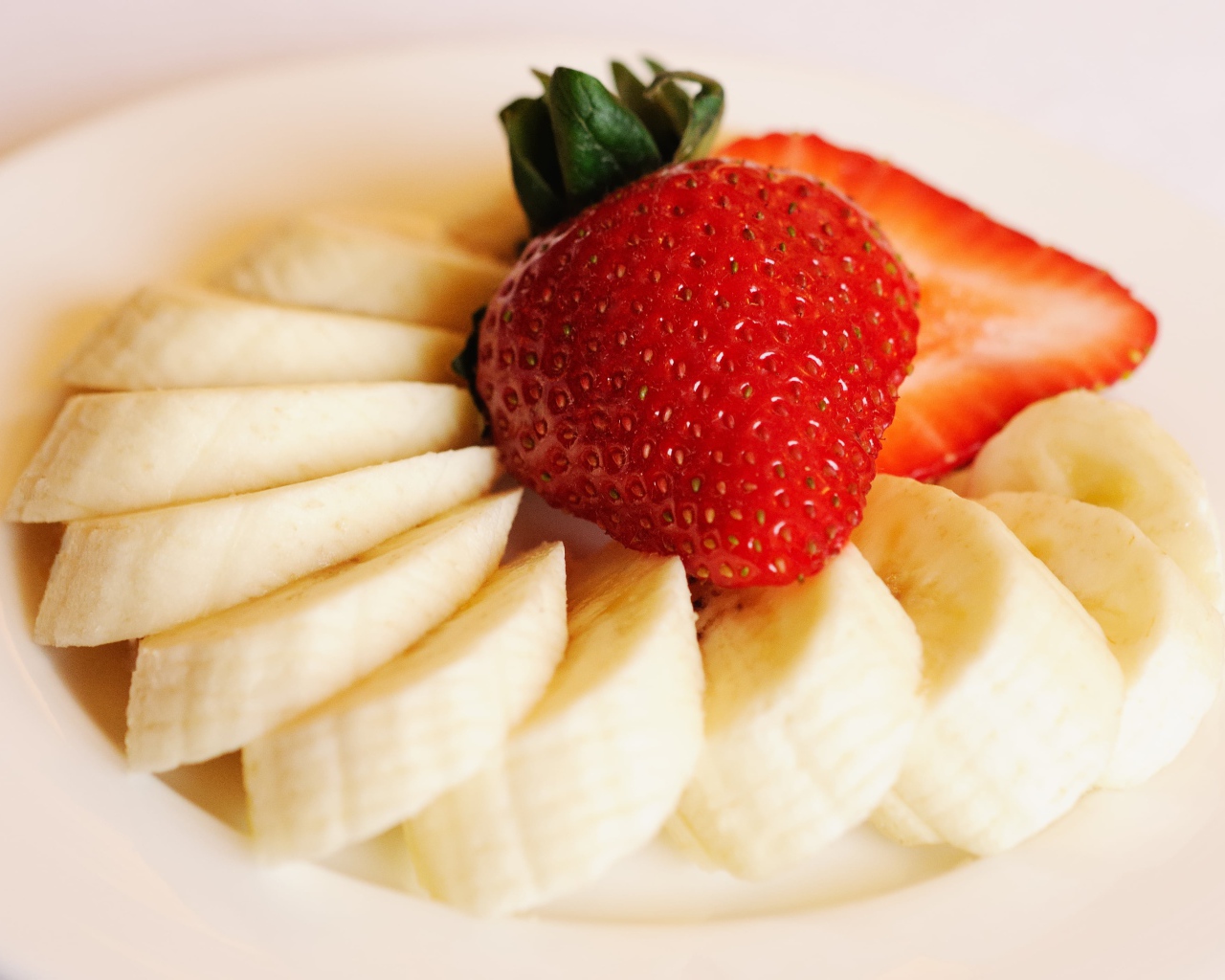 Бананы кусочками с ягодой клубники 