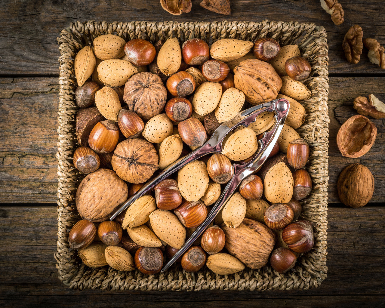 Корзина с разными орехами на столе