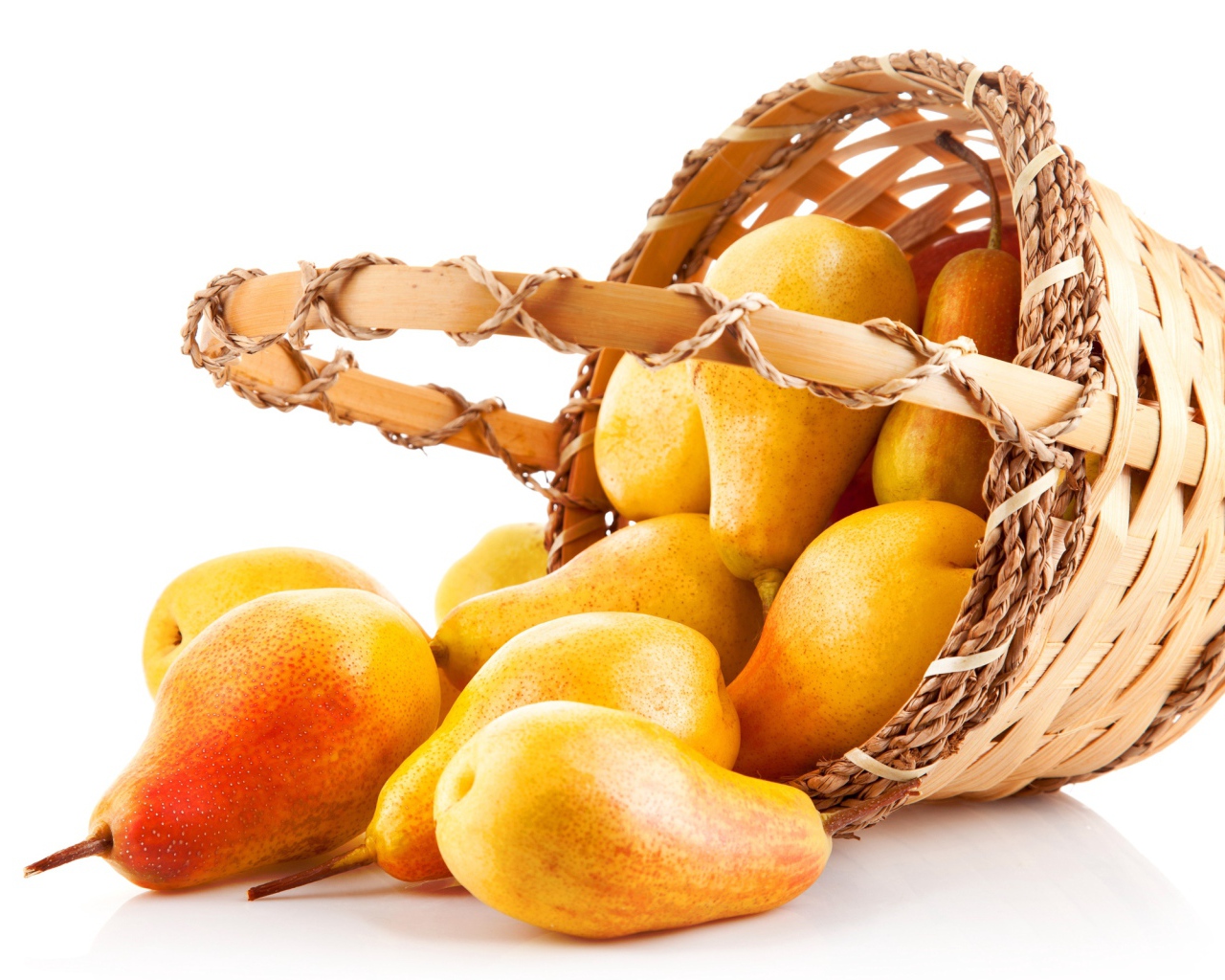 Красивые аппетитные желтые груши в корзине на белом фоне