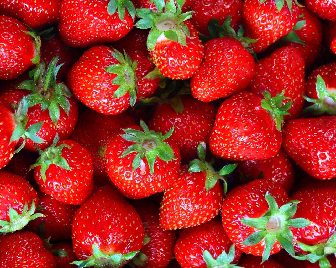 Красивая красная спелая клубника крупным планом