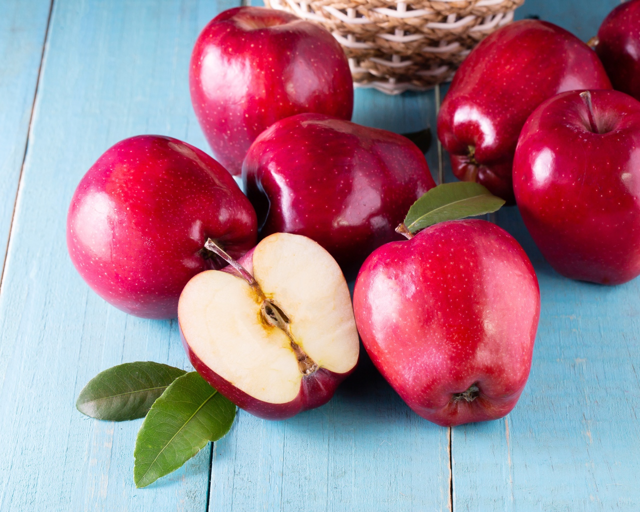 Красивые спелые красные яблоки на столе