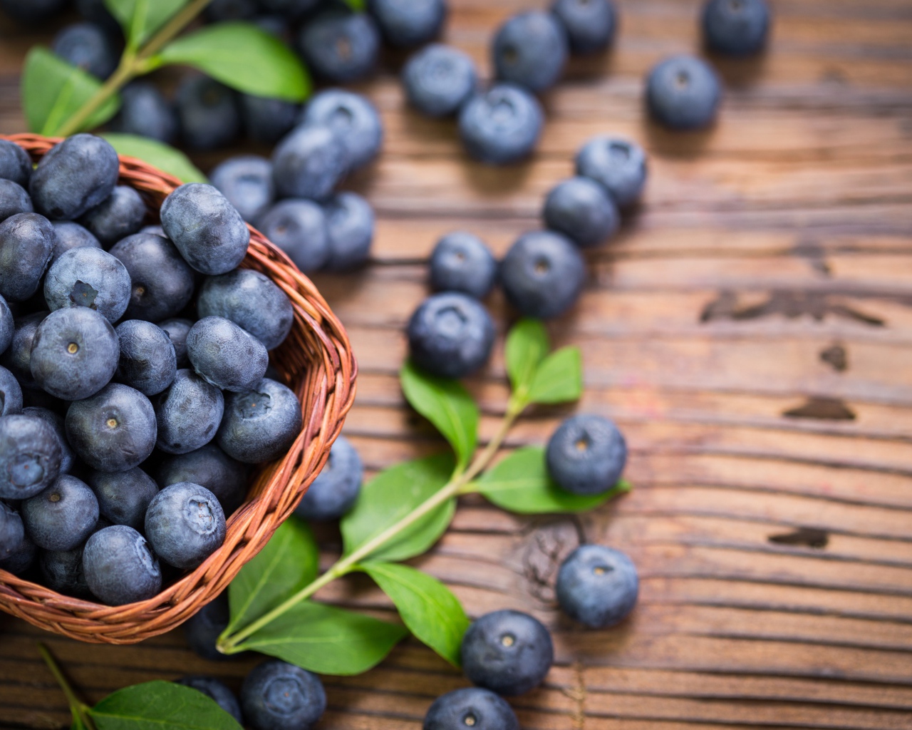 Синие ягоды черники в корзинке на столе