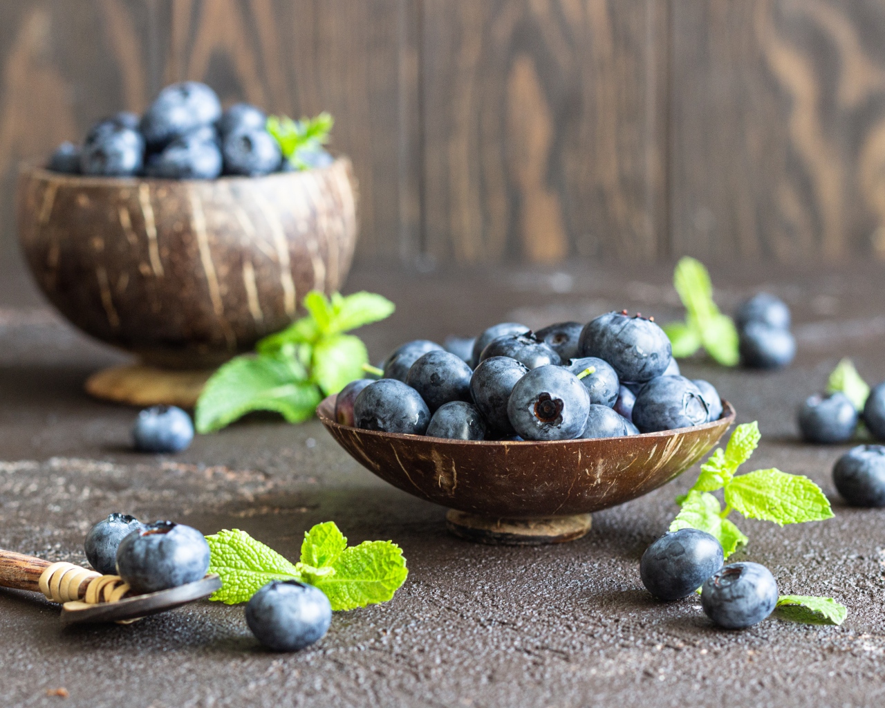 Ягоды черники стоят на столе в посуде