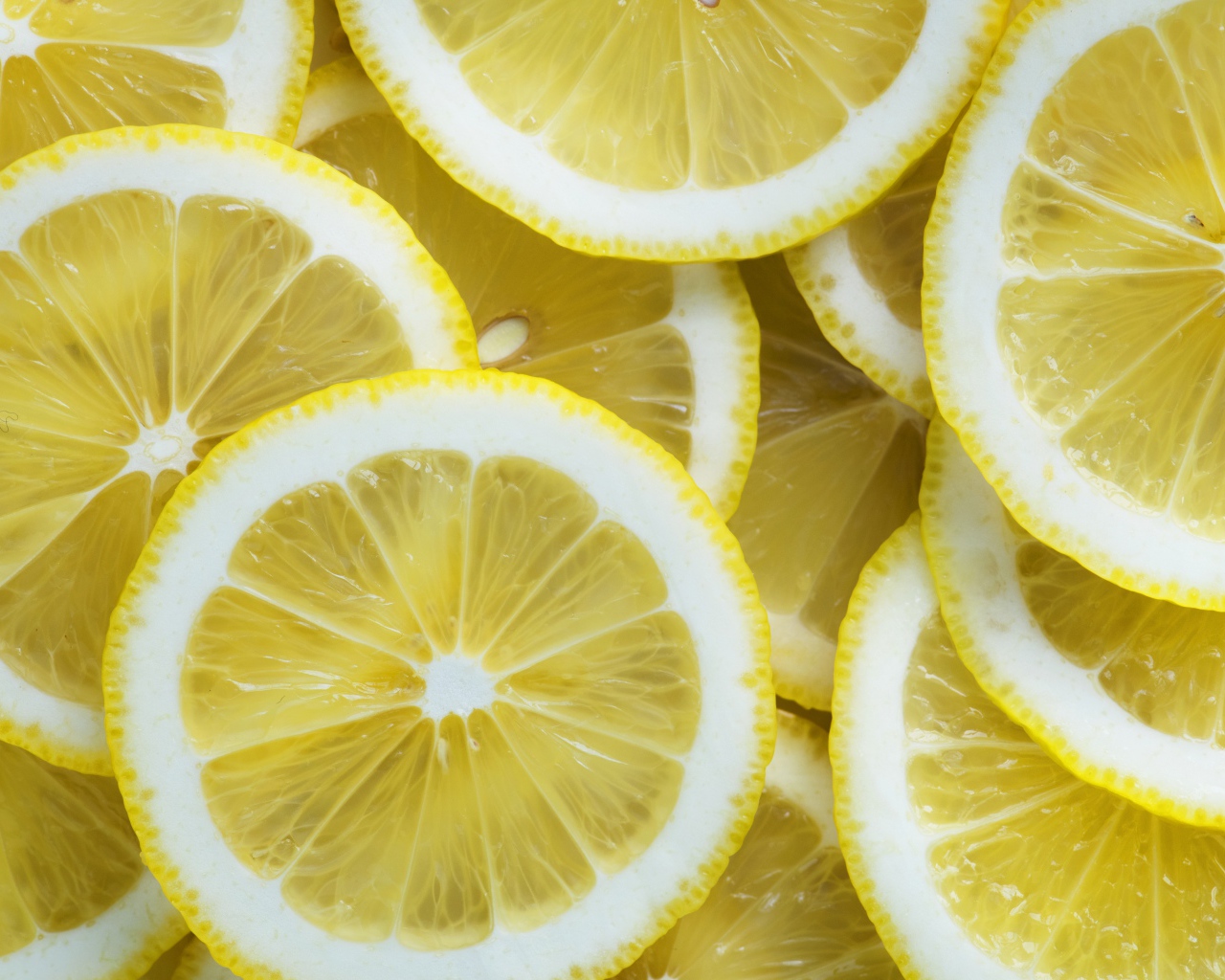 Круглые желтые куски лимона крупным планом