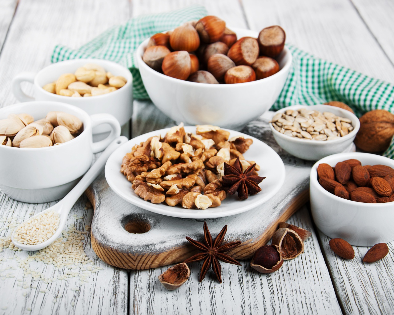 Разные виды орехов на столе 