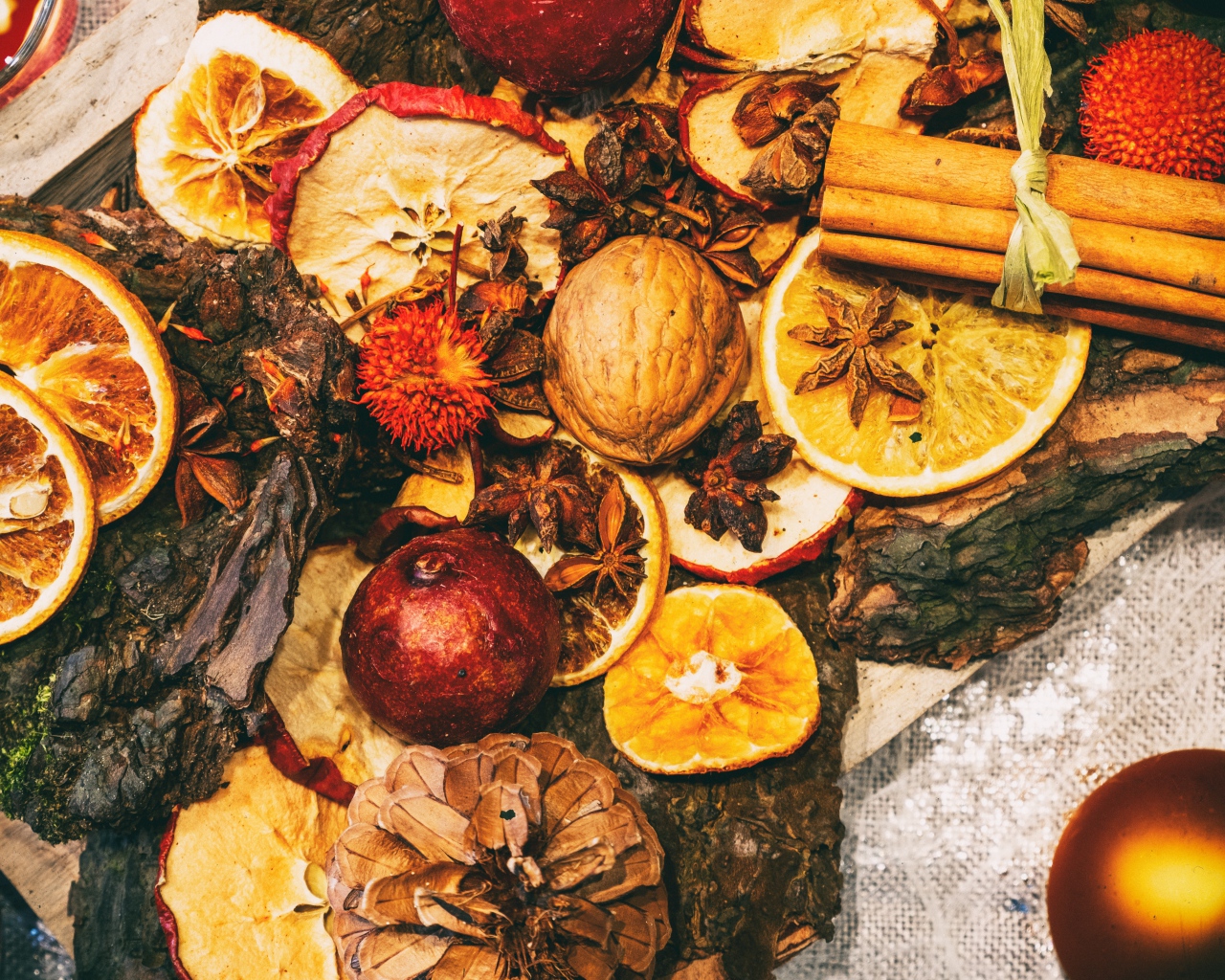 Сухофрукты, орехи и еловые шишки на столе