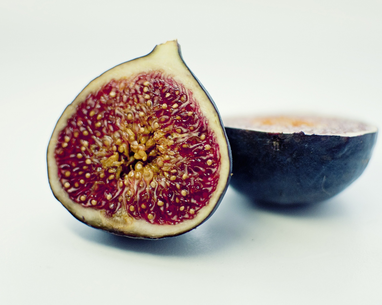 Плод инжира на белом фоне