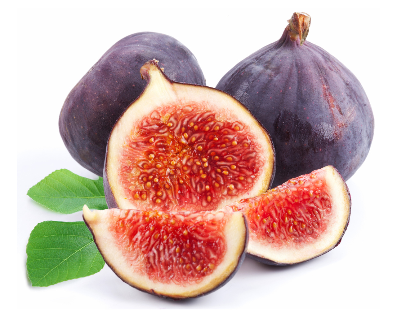 Плоды инжира на белом фоне крупным планом