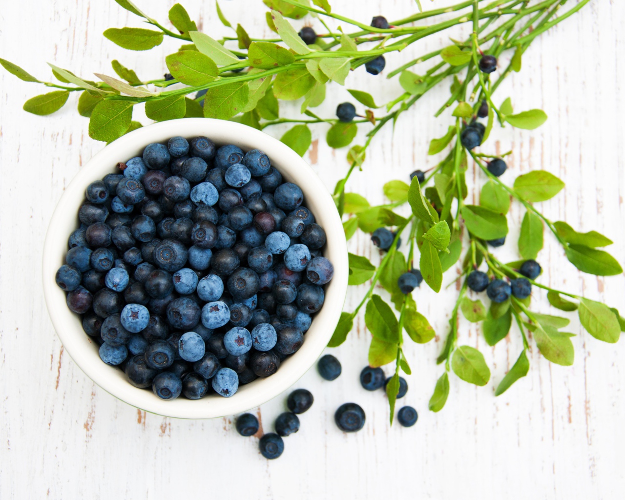 Свежие ягоды черники на столе с ветками