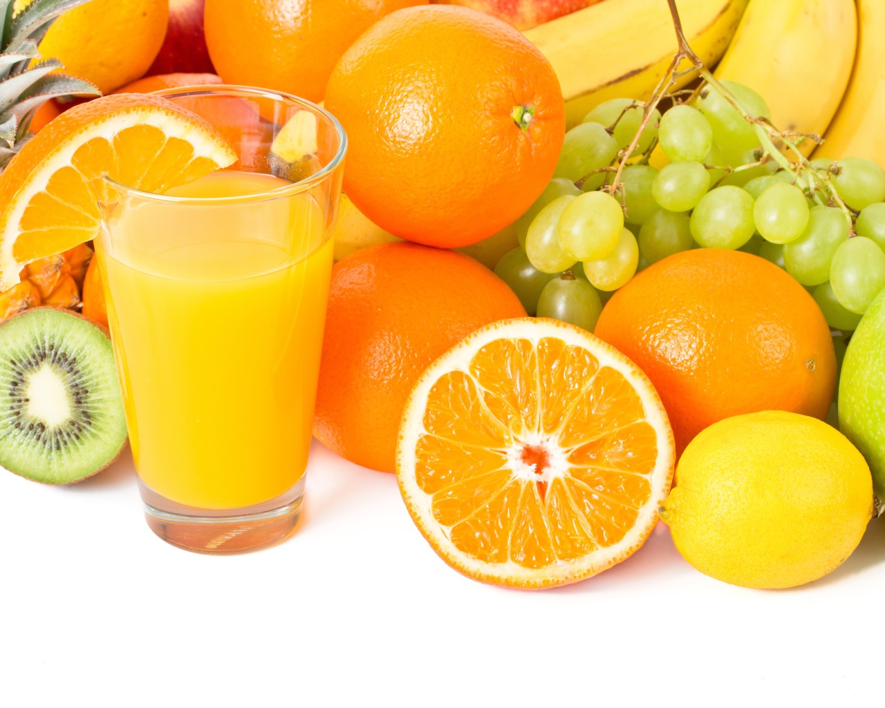 Свежие сочные фрукты на белом фоне со стаканом сока