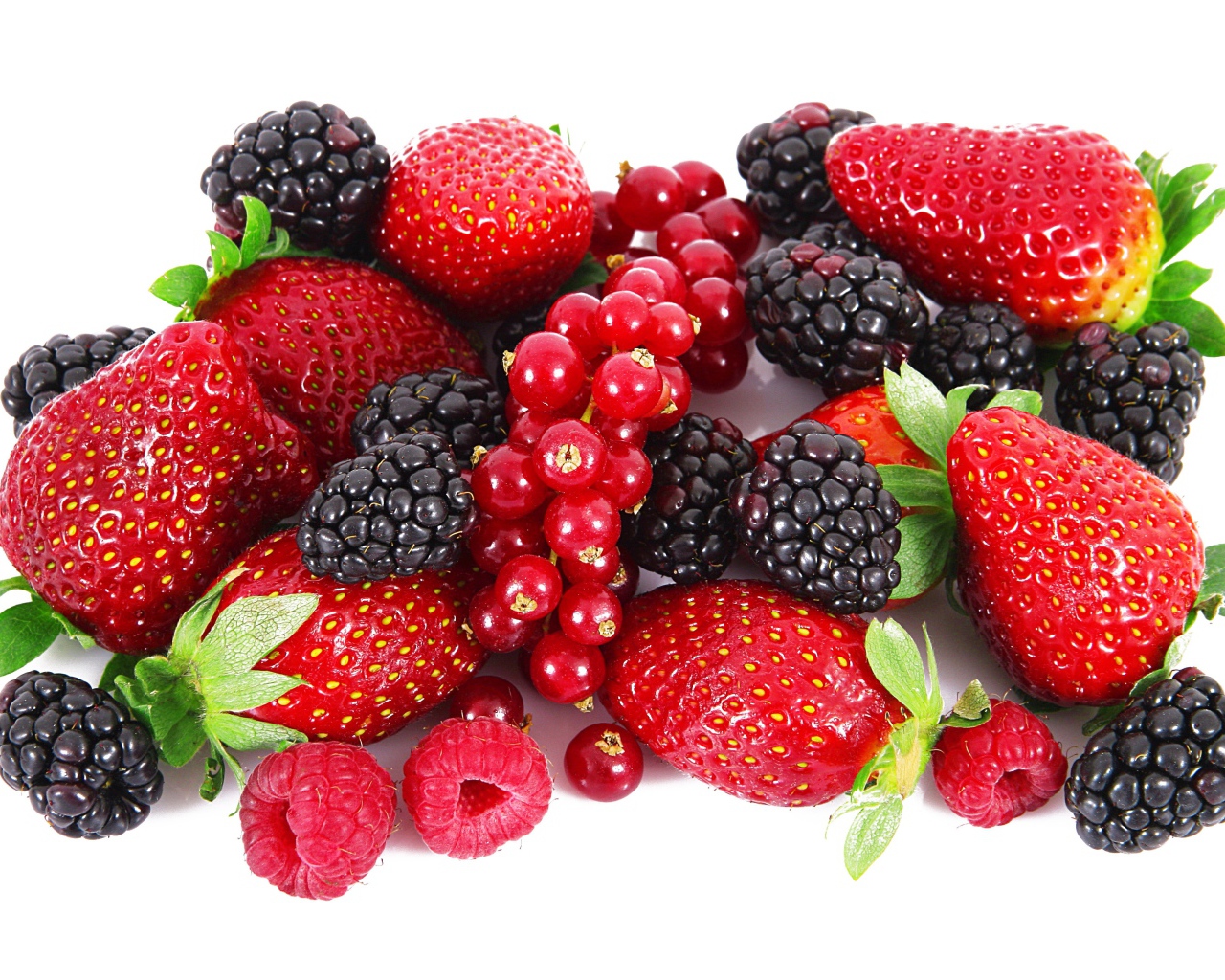 Свежие спелые ягоды клубники, черники, смородины и малины на белом фоне