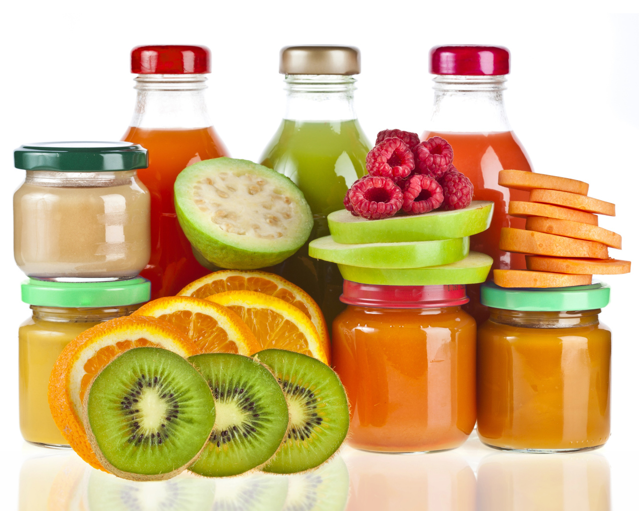 Фруктовый сок и пюре на белом фоне с фруктами