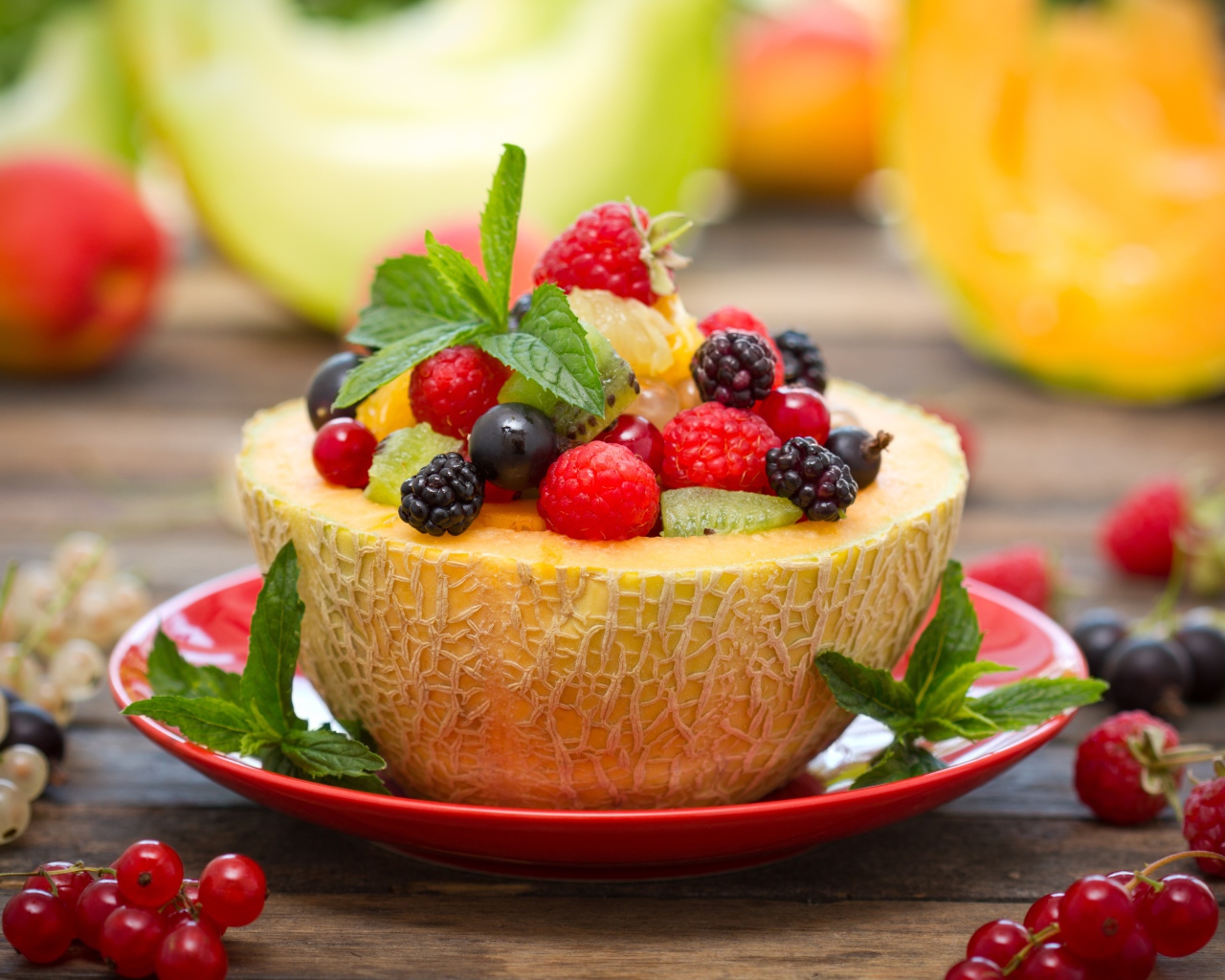 Фруктовый салат в дыне с мятой