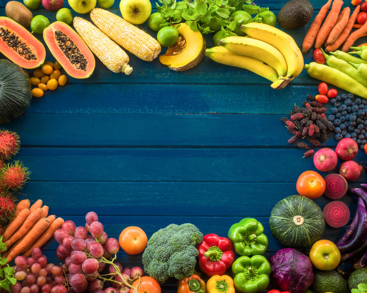 Фрукты, ягоды и овощи на голубом фоне