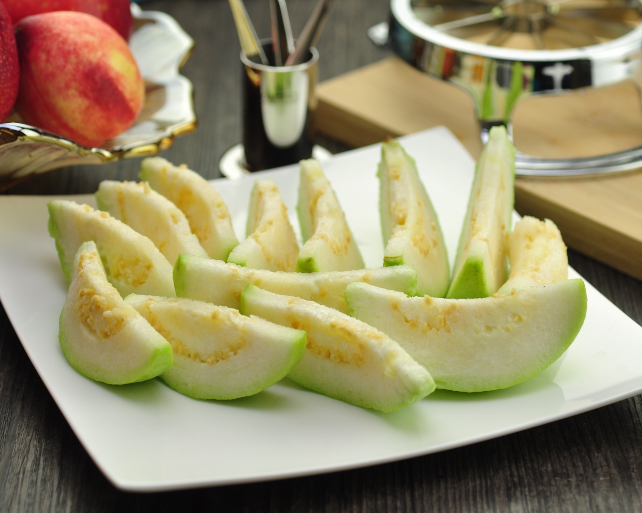 Кусочки плода гуава на белой тарелке